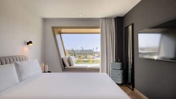 Standard Double Room | Minibar, in-room safe, desk, laptop workspace