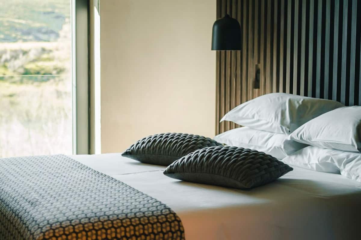 Habitación Deluxe, vista a la montaña | 2 habitaciones, insonorización y wifi gratis
