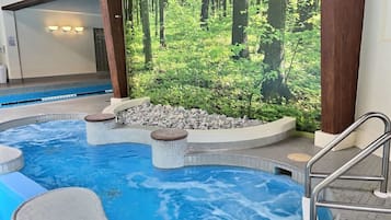 Piscina coperta, una piscina riscaldata
