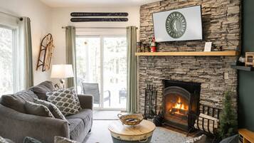Smart TV, fireplace