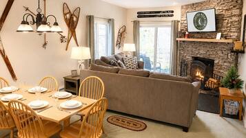 Smart TV, fireplace