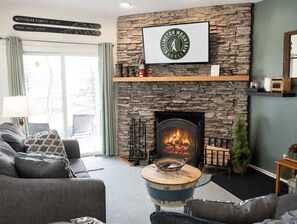 Smart TV y chimenea 