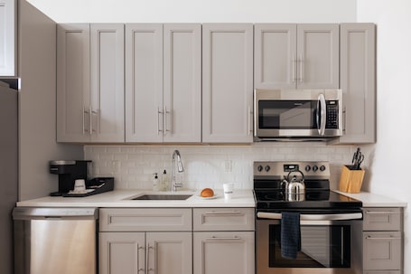 Refrigerador con freezer, microondas, horno, placa de cocina