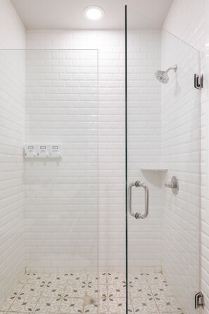 Bathroom shower - Sosuite at The Vine - Old City (Philadelphia)