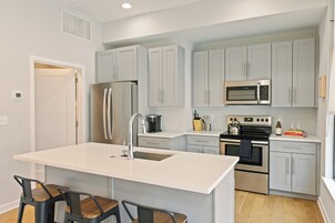 Apartamento, 1 quarto, para não fumantes | Cozinha privada | Geladeira grande, micro-ondas, fogão, cooktop