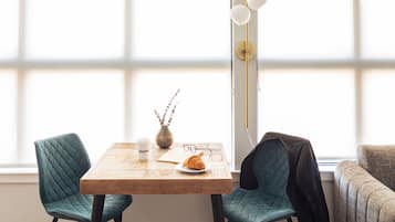 Loft panorâmico, 2 quartos | Opções para refeição no quarto