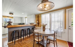 Dining - Fun, eclectic Round Top home w/POOL! 5 min to town (Fayette County)
