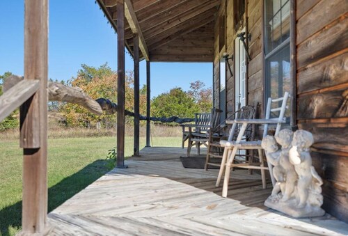 Historical country cabin in Round Top!