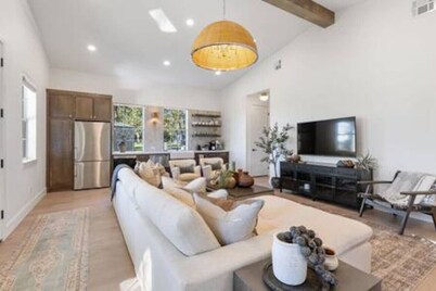 The Bunkhouse at Fable Farm, 15 min to Round Top!