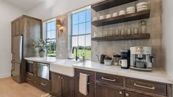 Refrigerador, microondas, cafetera/tetera, tostadora