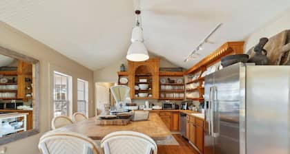 Designory Round Top home, scenic views & pond!