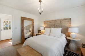 3 bedrooms, iron/ironing board, travel crib, WiFi - Designory Round Top home, scenic views & pond! (Round Top)