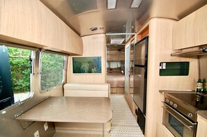 Four, plaque de cuisson, cafetiÚre/bouilloire, moulin à café