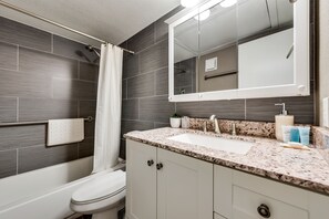 タオル、石鹸、 シャンプー、トイレットペーパー