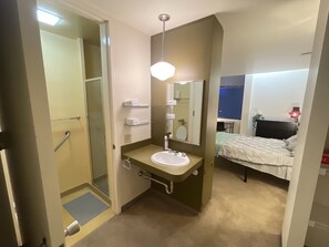 Dusch, hårtork, handdukar och tvål