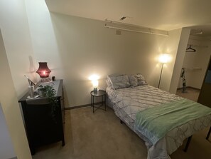 1 habitación, tabla de planchar con plancha, wifi y ropa de cama