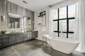 Luxury-Haus, Mehrere Betten, Poolzugang, Poolblick (Laurel Canyon) | Badezimmer | Komfortbadewanne, Handtücher
