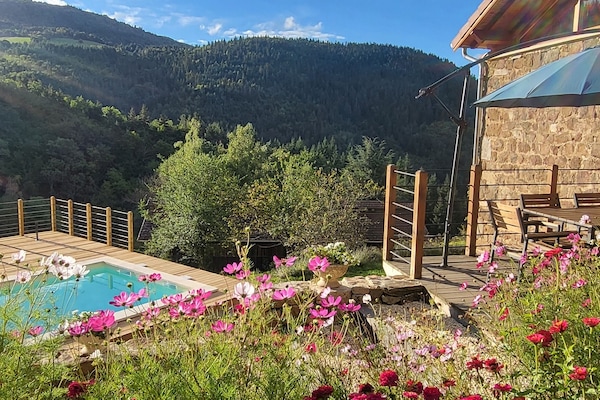 La piscine vue du Gîte