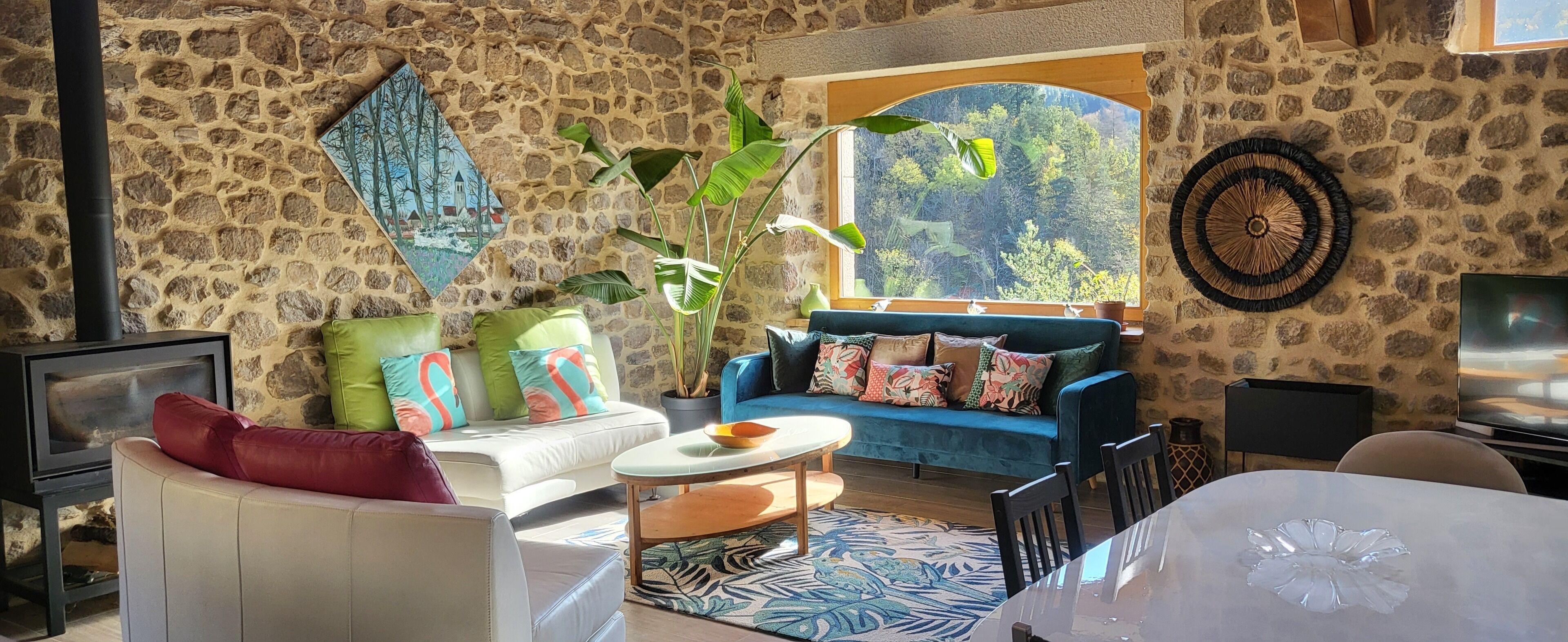 Een televisie, een open haard, een dvd-speler en een tafeltennistafel