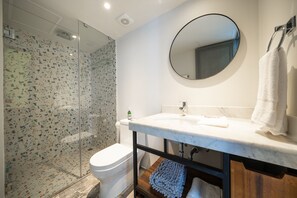 Deluxe Apartment | Bathroom