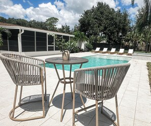 Una piscina al aire libre, una piscina climatizada