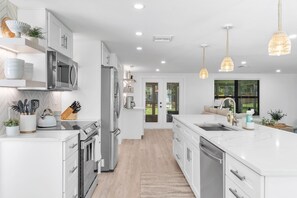 Fridge, microwave, oven, stovetop - Near Siesta Key with Private Pickleball Court and Heated Saltwater Pool with Spa (Sarasota)