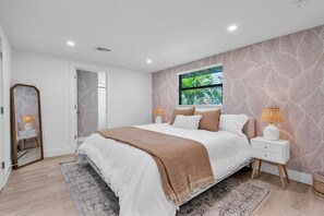 3 bedrooms, iron/ironing board, travel crib, free WiFi - Near Siesta Key with Private Pickleball Court and Heated Saltwater Pool with Spa (Sarasota)