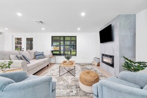 Smart TV, fireplace - Near Siesta Key with Private Pickleball Court and Heated Saltwater Pool with Spa (Sarasota)