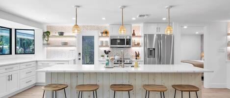 Kjøleskap, mikrobølgeovn, ovn og kokeplater