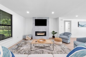 Smart TV, fireplace - Near Siesta Key with Private Pickleball Court and Heated Saltwater Pool with Spa (Sarasota)