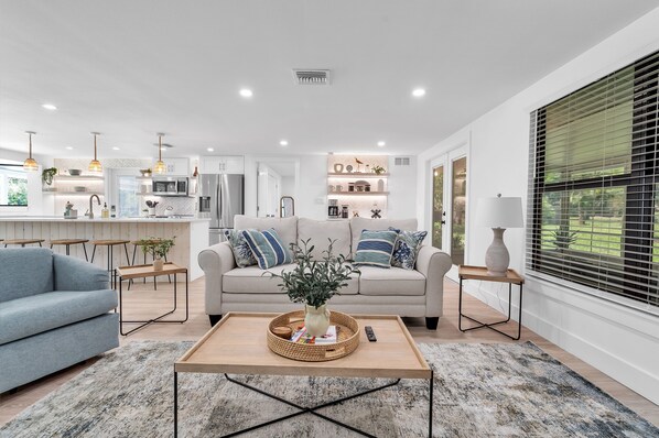 Smart TV, fireplace - Near Siesta Key with Private Pickleball Court and Heated Saltwater Pool with Spa (Sarasota)