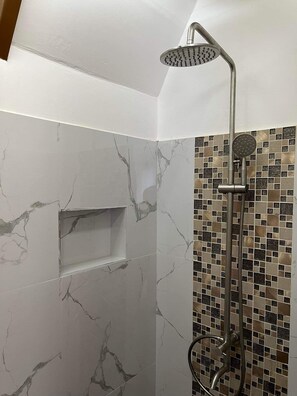 Douche, bidet, savon, shampoing