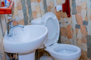 Bathroom - Mapeni Lodge (Kwa Mathias)
