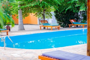 15 albercas al aire libre, sombrillas en la alberca y camastros