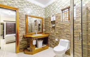 Dusche, Haartrockner, Handtücher, Seife