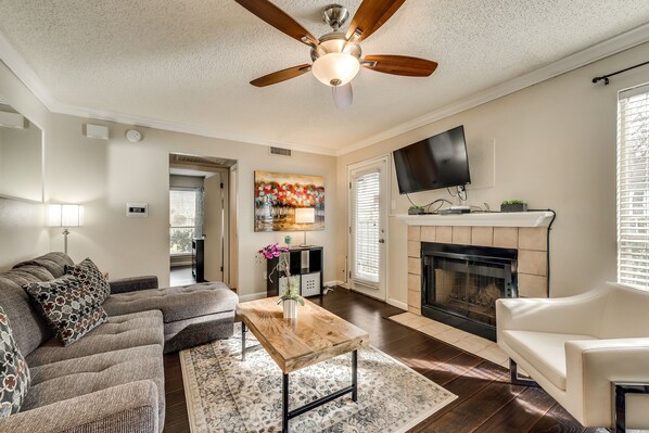 Smart TV, fireplace - 25% OFF Cozy 1BD Condo, HWY161/183, DFW South - Irving (Irving)