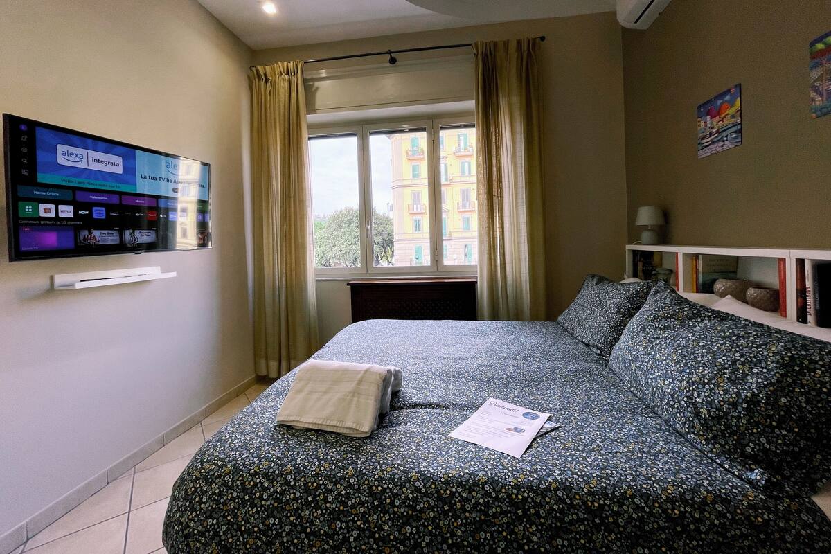 クラシック 4 人部屋 | 低刺激性寝具、遮光カーテン、防音設備、アイロン / アイロン台