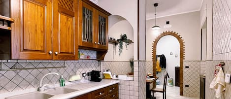 Forno, piano cottura, lavastoviglie, bollitore elettrico