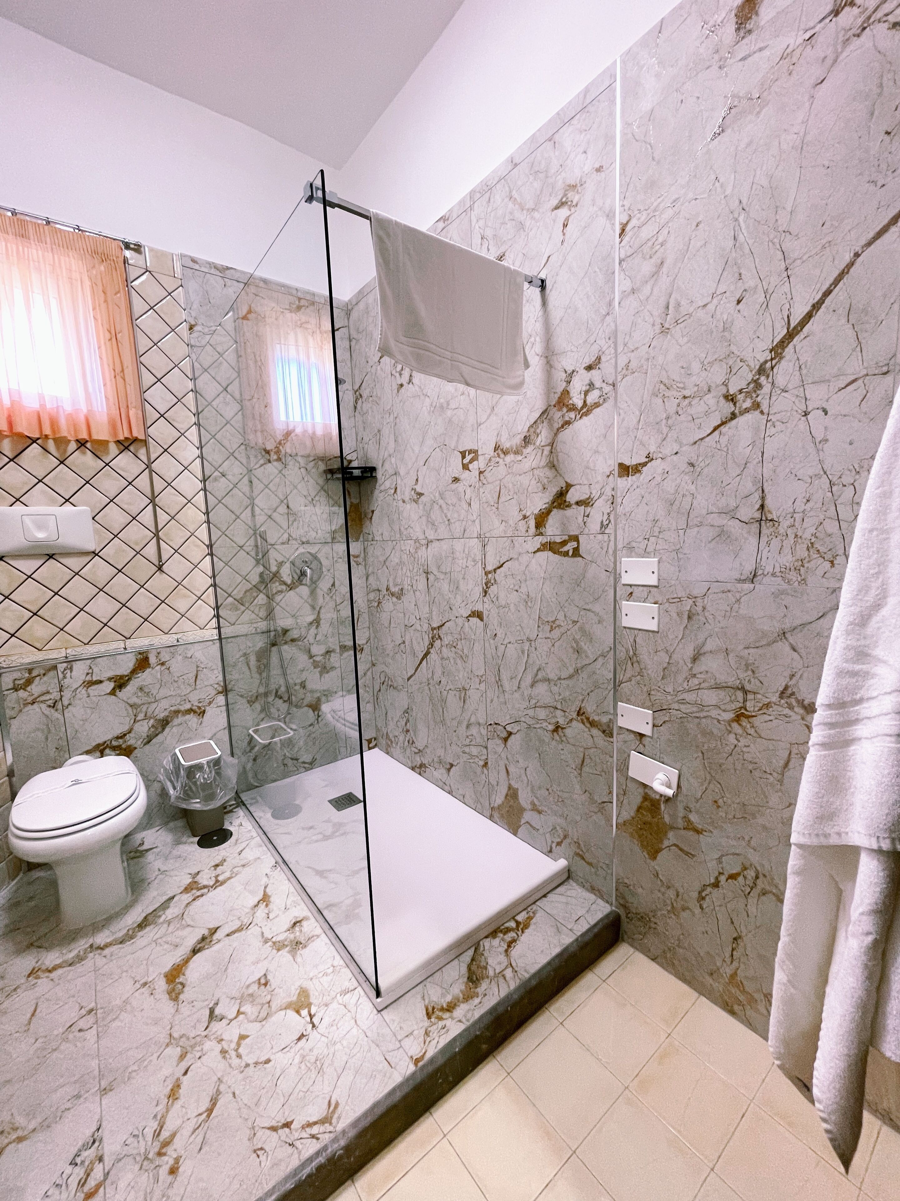 Familien-Suite | Badezimmer | Dusche, Regendusche, kostenlose Toilettenartikel, Haartrockner