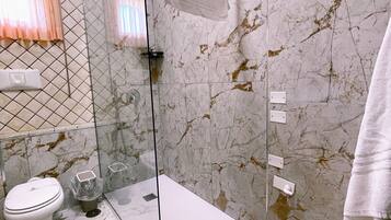 Family Suite | Bathroom | Shower, rainfall showerhead, free toiletries, hair dryer