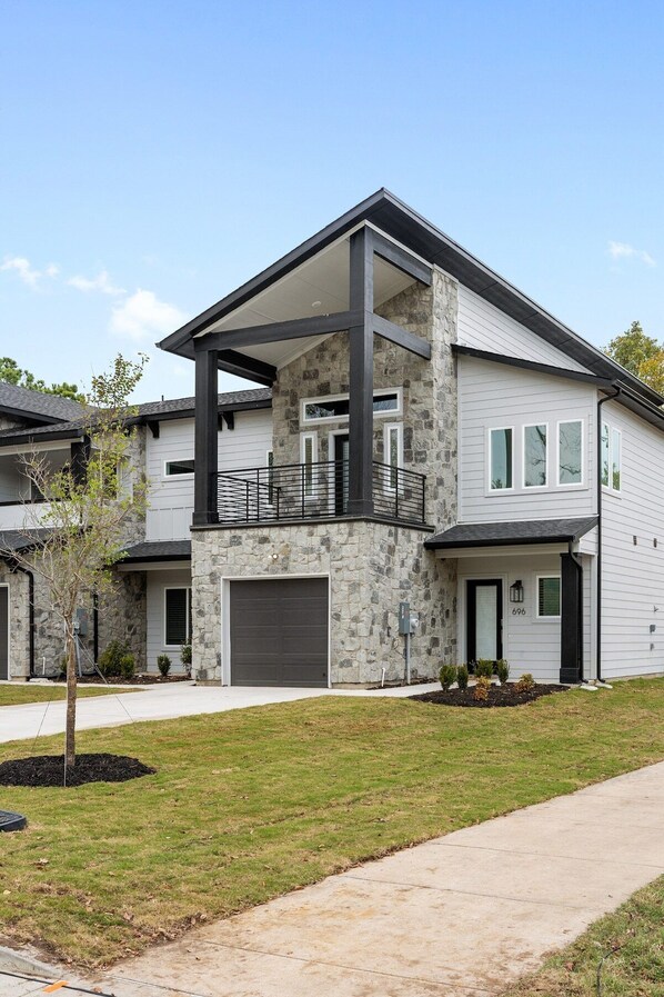 Exterior - Arlington Retreat- 3 bedroom Tranquility (Arlington)