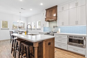 Fridge, microwave, oven, stovetop - Arlington Retreat- 3 bedroom Tranquility (Arlington)