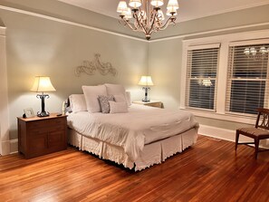 5 bedrooms, iron/ironing board, WiFi, bed sheets - Historic Downtown Easley Home (Easley)