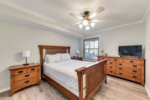 4 slaapkamers, een bureau, een strijkplank/strijkijzer, wifi