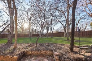 Property grounds - Willow Bend: 4-Bedroom Tranquil Escape (Bedford)