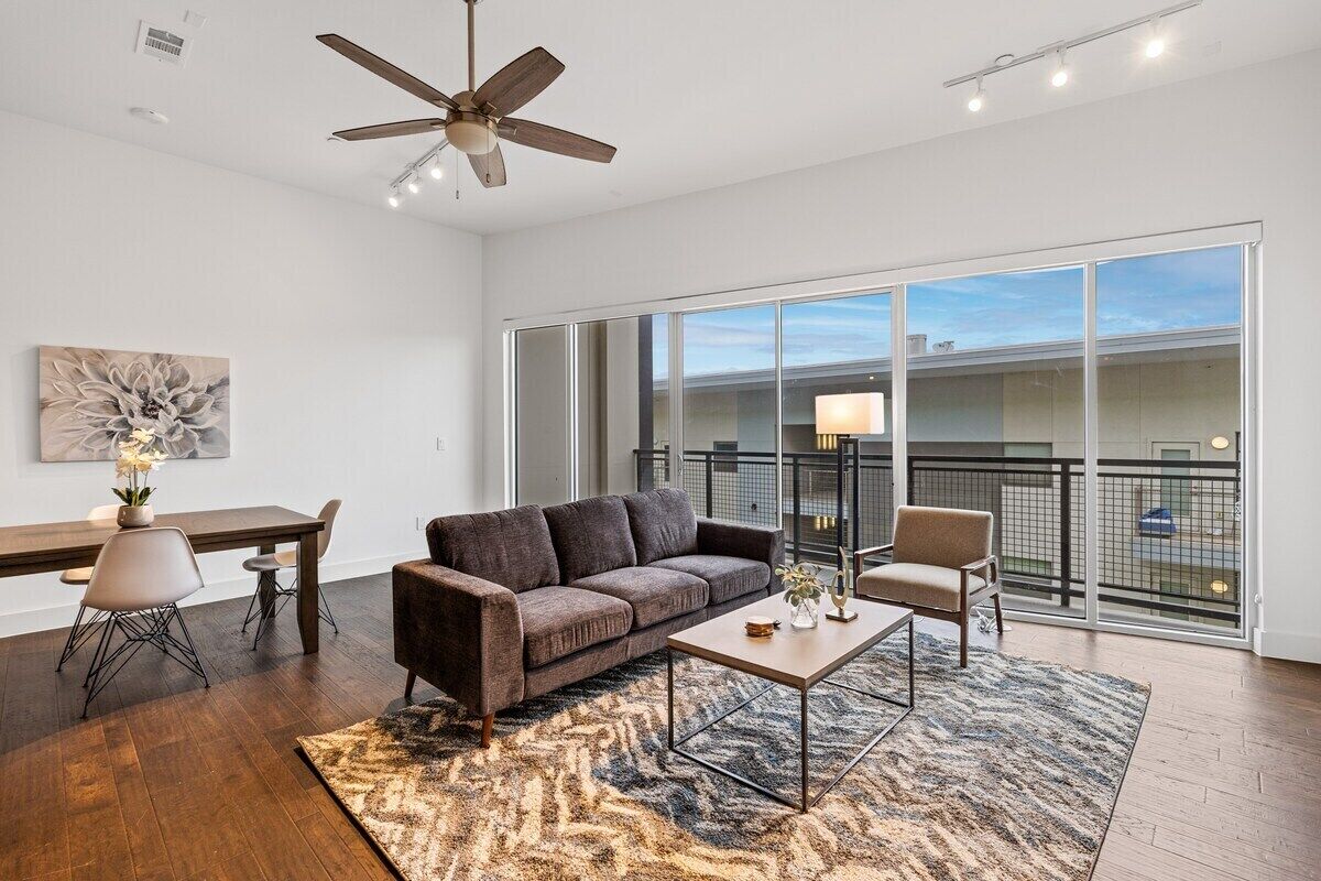 Stylish City Apartment / King Bed / Gym Access