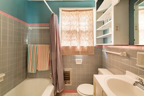 Haartrockner, HandtĂŒcher, Seife, Toilettenpapier