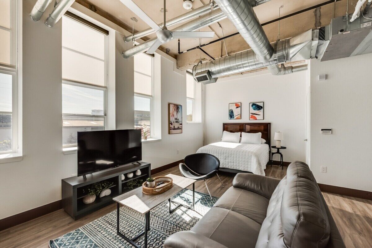 City Loft - 5 min. to Downtown!