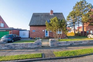 Exterior - Erdgeschoss Ferienwohnung für 4 Personen. - Keine Haustiere - Hochstuhl und Reisebett Vorhanden (Borkum)