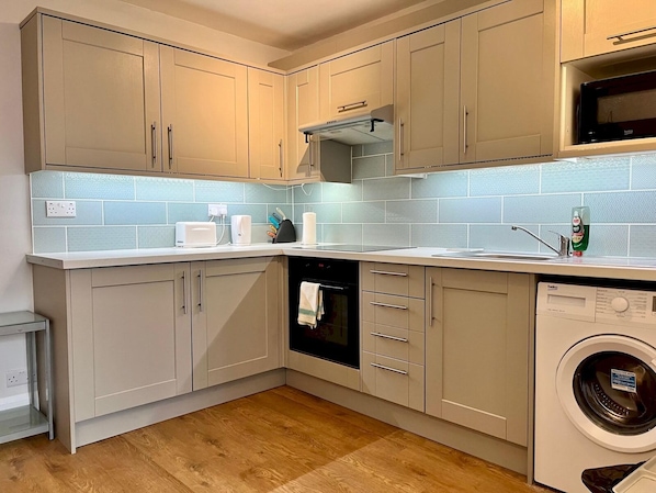 Fridge, microwave, oven, toaster - Pass the Keys | Charming Guest House in St Albans with Parking (St Albans)
